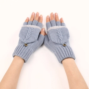 Dettaglio guanti in maglia azzurra con bordo in pelliccia e patta con bottone