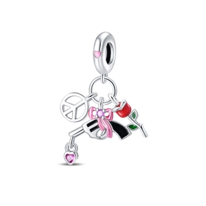 Dettaglio di charms in argento S925 con segno di pace, fiocco rosa, rosa e ciondolo pistola