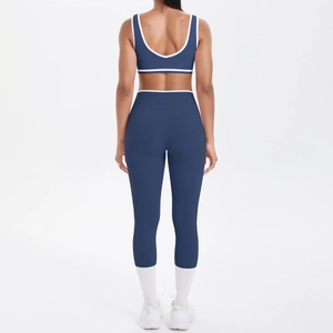 Marineblaues Yoga-Set mit hoher Taille, weißen Paspeln und Sport-BH in Rückansicht