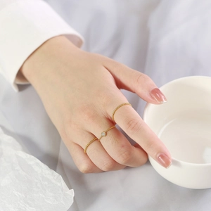 Dreiteiliges goldfarbenes gedrehtes Ring-Set mit einem einzelnen runden Zirkoniastein