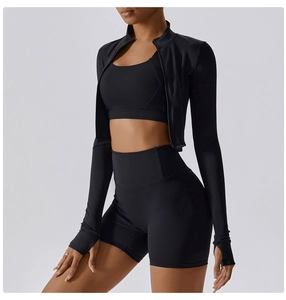 Détail de la veste de yoga ajustée avec passe-pouces et tissu de sport élastique