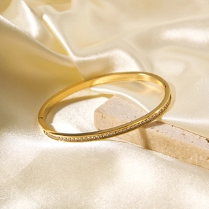 Bracciale placcato oro 18 carati con zirconi bianchi su seta e pietra grezza