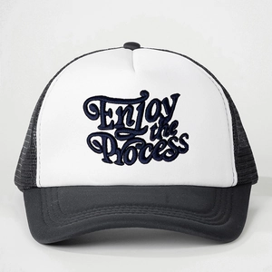 Casquette trucker noir et blanc avec broderie Enjoy the Process et dos en filet