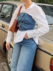 Gilet corset en jean sur chemise blanche avec décor de voiture vintage rétro