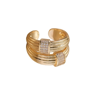 Lujoso anillo multicapa dorado con detalles rectangulares de circonita brillante