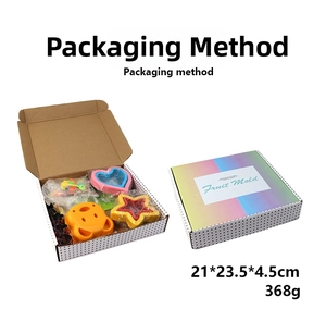 Détail de l'ensemble de 42 emporte-pièces colorés pour sandwichs et fruits en boîte cadeau