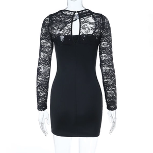 Détail arrière d'une robe courte en dentelle noire ajustée avec dos évidé