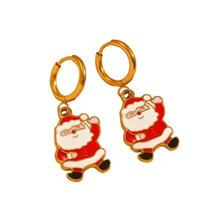 Dettaglio di orecchini a cerchio in oro con ciondolo Babbo Natale in smalto