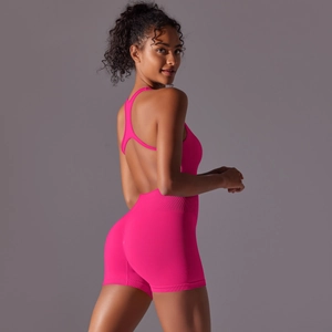 Détail du body de yoga rose fuchsia sans couture avec dos nu et texture côtelée