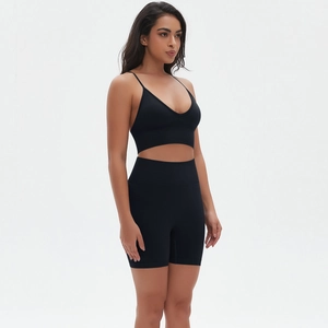 Detail von schwarzem V-Ausschnitt Sport-BH und High-Waist-Shorts aus mattem Stretchstoff