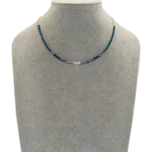 Kleurrijke halfedelstenen kralenketting met gouden roestvrijstalen ketting op display