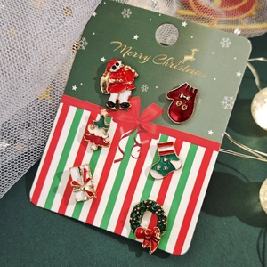Détail du lot de 6 boucles d'oreilles de Noël avec motifs bonhomme de neige et Père Noël