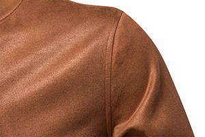 Détail d'épaule de veste en daim marron avec coutures renforcées et col en maille côtelée