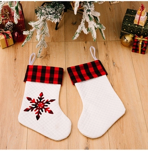 Detailansicht gesteppter weißer Weihnachtssocken mit klassischem rot-schwarzem Karo