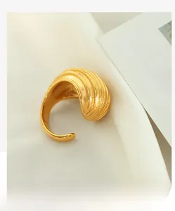 Dettaglio dell'anello a spirale placcato oro 18K con texture in metallo spazzolato