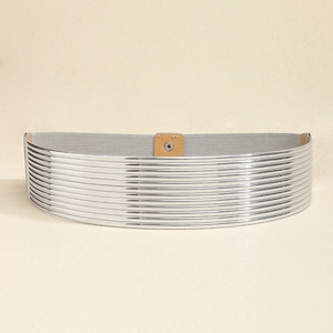 Detail van zilveren metalen riem met grijze elastische band en beige leren drukknoopsluiting