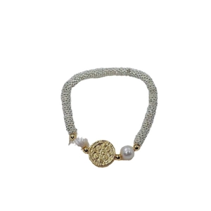 Silbernes Popcorn-Armband mit goldenem Münzanhänger und weißer Barockperle im Retro-Stil