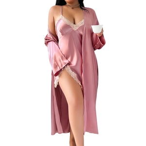 Ensemble de pyjama en satin de soie rose pour femme avec dentelle, caraco et robe
