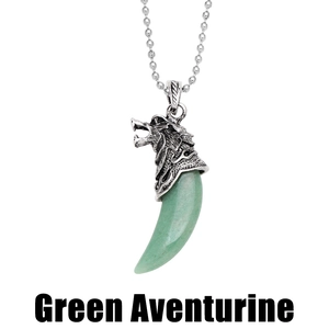 Detail van zilveren wolfskop hanger met groene aventurijn steen aan een kralenketting