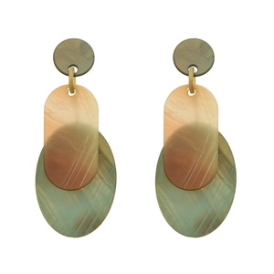 Boucles d'oreilles géométriques en acrylique vert foncé et ambre avec anneaux dorés