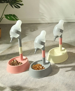 Set distributore di acqua e cibo regolabile per animali in tre colori su un tappeto
