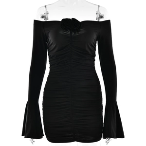 Schwarzes schulterfreies figurbetontes Kleid mit ausgestellten Ärmeln, Raffung und Rose