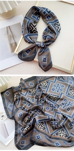 Détail du motif géométrique carré bleu et marron sur le foulard en soie pour femmes