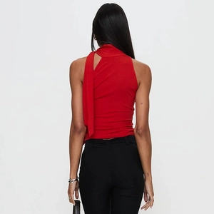 Damen Sommer Halterneck-Top in Rot mit Rückenschnürung und passender schwarzer Hose