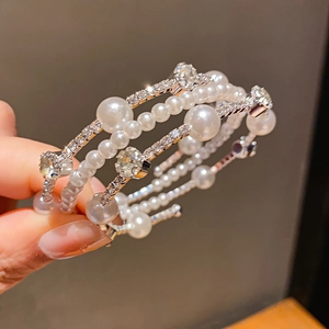 Bracelet multi-rangs élégant avec perles fantaisie et strass brillants argentés