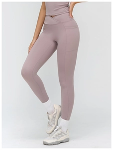 Détail de la taille croisée et de la poche latérale sur le legging de yoga rose