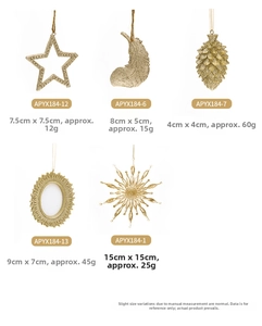 Vue détaillée de cinq ornements de Noël en résine or champagne avec finition pailletée