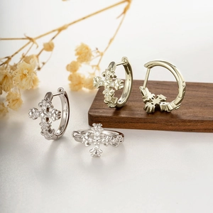 Boucles d'oreilles créoles croix iris or café rétro avec cristaux étincelants sur fond