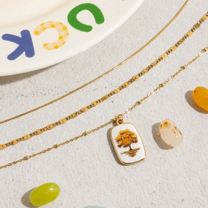 Collier multicouche en acier inoxydable plaqué or 18 carats avec pendentif arbre émaillé