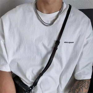 Collier double couche en acier inoxydable style cubain avec fermoir magnétique sur modèle