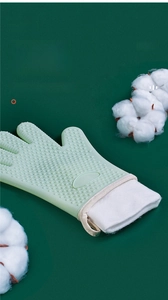 Detail of light green heat-resistant silicone glove with thick white cotton inner lining