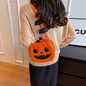 Modische Halloween Kürbis Umhängetasche aus orangefarbenem Leder mit Fledermaus-Riemen