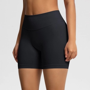 Détail du short de yoga noir sans couture avec ceinture haute côtelée gainante