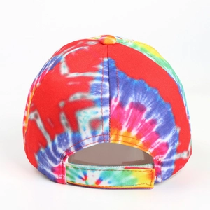 Vue détaillée de l'arrière d'une casquette tie-dye avec sangle velcro réglable