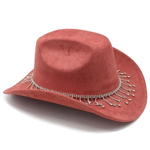 Détail d'un chapeau de cow-boy en suédine avec franges de strass étincelantes pour mariée