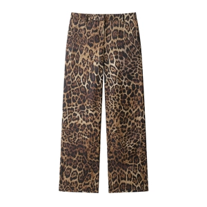 Completo elegante da donna con stampa leopardata marrone e pantaloni a gamba larga