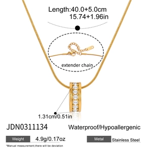 Detail der 18K vergoldeten Edelstahl-Schlangenkette mit Zirkon-Zylinderanhänger