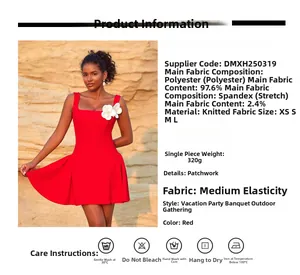 Détail d'une robe rouge en maille avec fleurs 3D appliquées et texture de tissu premium