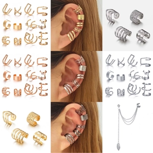 Layout a nove griglie con set di ear cuff a foglia, stella e catena in oro, oro rosa e argento