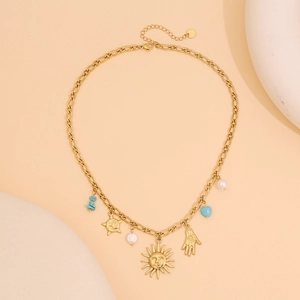 Détail du collier doré avec charms soleil, étoile, main de Hamsa, turquoise et perle