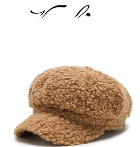 Texture détaillée du tissu en laine d'agneau marron épais sur une casquette d'hiver