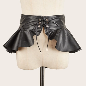 Schwarzer Peplum-Taillengürtel aus Kunstleder mit Schnür-Korsett und Rüschensaum-Design