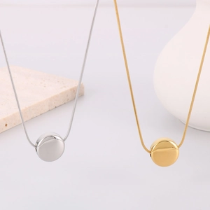 Collier à pendentif carré minimaliste en or et argent avec chaîne serpent élégante