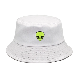 Gros plan sur un bob en coton blanc avec une broderie détaillée de tête d'alien vert néon