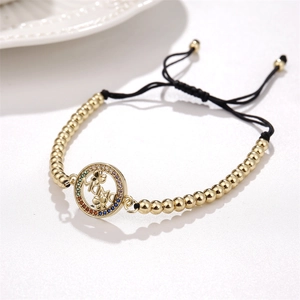 Détail du bracelet MAMA doré avec zircons colorés et cordon noir réglable pour femmes