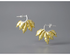 Macro di orecchini a foglia bicolore con texture in metallo spazzolato oro e argento